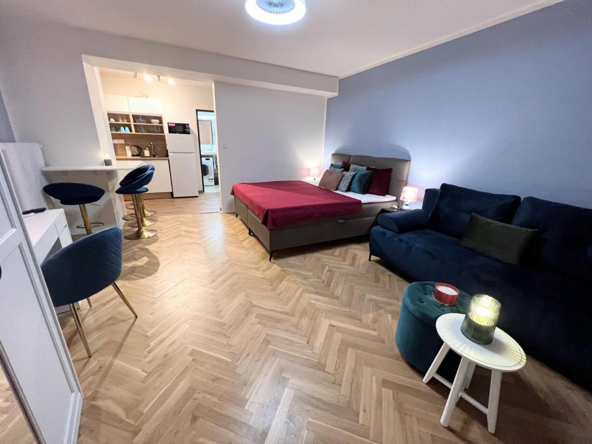 Quiet & Cozy Apartment/ Balcony / Popular Location Apartmán